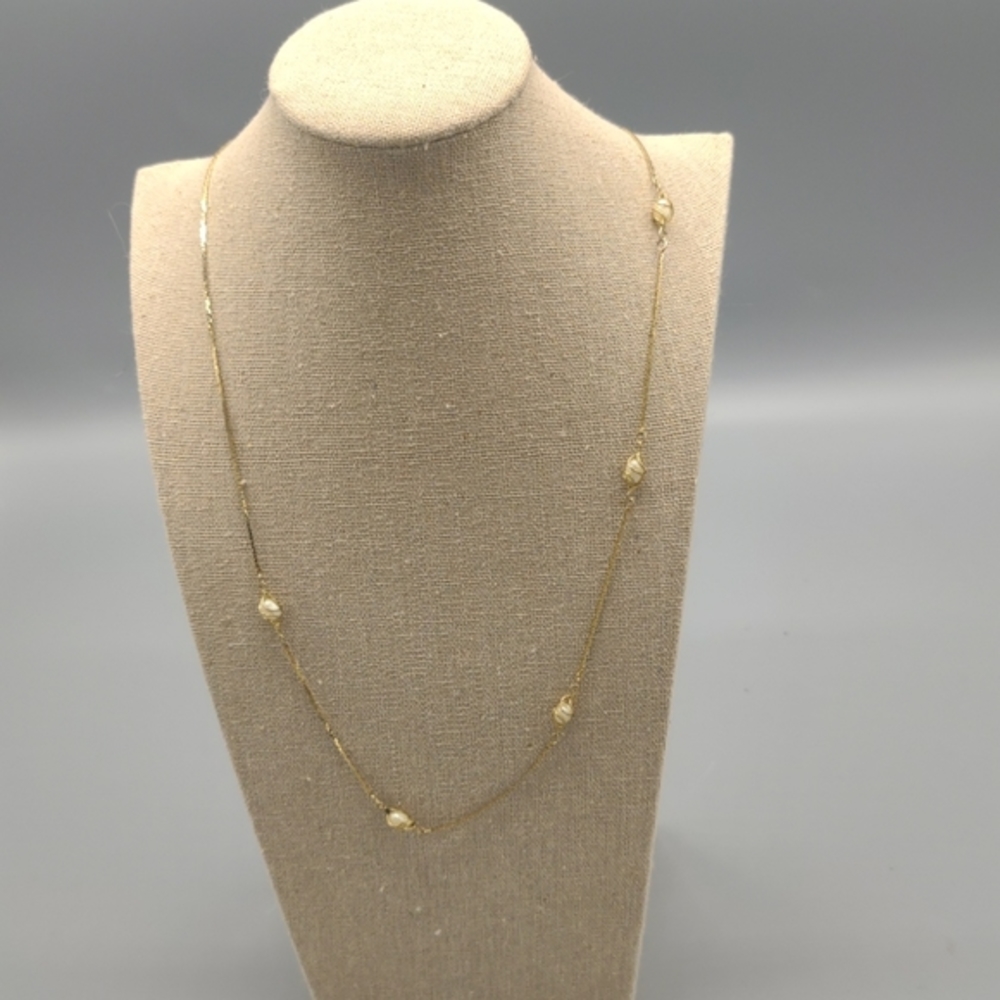 Necklace Goldtone wire wrap & Pearls 28"
